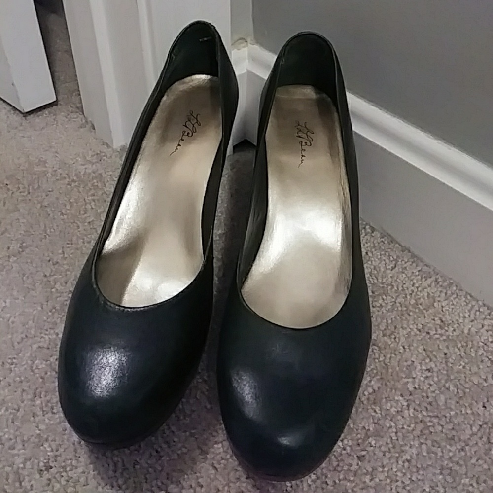 Size 7.5 LL Bean pumps